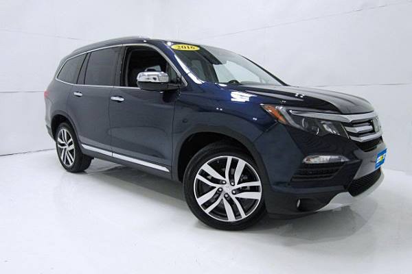  Honda Pilot 2016 ra mắt lần đầu tiên vào 2/2015 tại triển lãm Chicago Auto Show 2015, Mỹ. Đây là mẫu SUV hạng sang thuộc thế hệ thứ 3 của hãng xe Nhật Bản. Pilot 2016 được xem là đối thủ cạnh tranh trực tiếp với các đối thủ như Toyota Highlander, Ford Explorer....